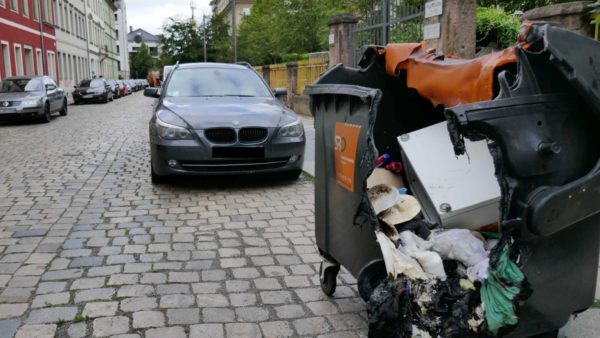 Bitte keine heiße Asche einfüllen. Gesehen auf der Paulstraße nahe Alaunplatz.