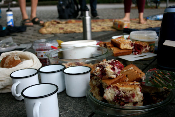 Das leckere Frühstück war gut bestückt aus mitgebrachtem Speis und Trank