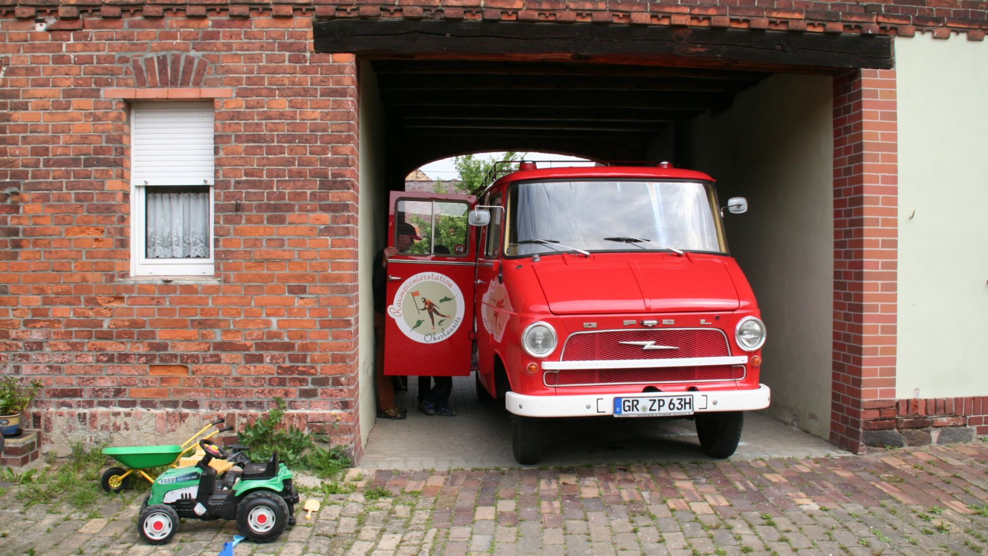 Das rote Raumpioniermobil steht ab 14 Uhr auf dem Alaunplatz