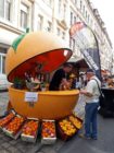 Getränkestand mit eindeutiger Bildsprache auf der Rudolf-Leonhard-Straße.