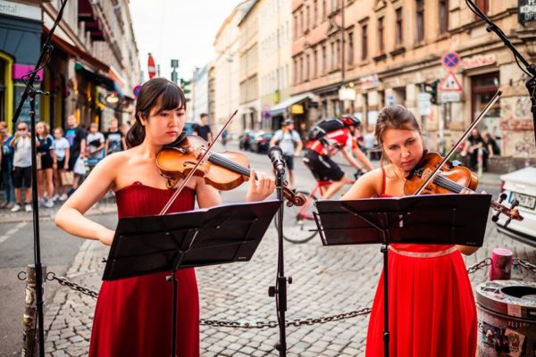 Naoko Fujita und Tatiana Erofeeva an den Violinen. Foto: Stephan Böhlig, Neustadt-Spaziergang