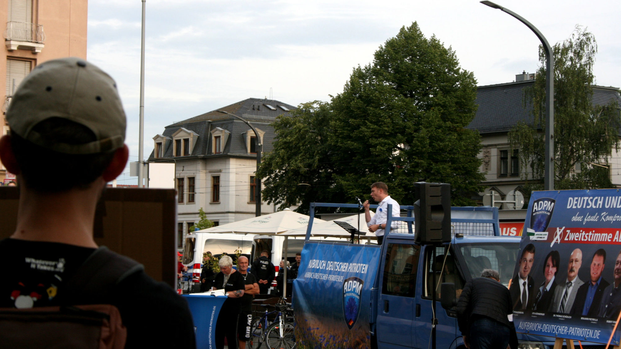 André Poggenburg hat sichtlich Mühe laut zu sprechen.