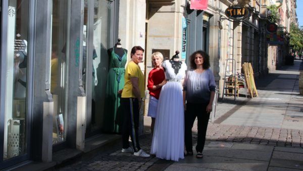 Bereiten die Modenschau schon vor:  Michaela Binder, Tatjana Löwen und Elke Meyer (v.l.)