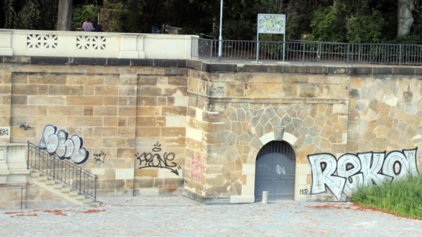 Graffiti auf Sandstein an der Albertbrücke