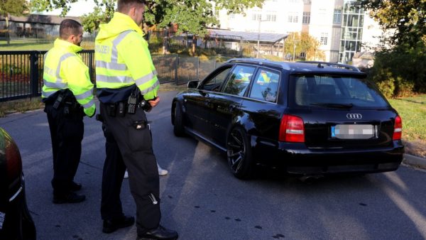 Auch Autos wurden kontrolliert - Foto: Tino Plunert