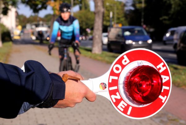 Polizeikontrolle an der Stauffenbergallee - Foto: Tino Plunert