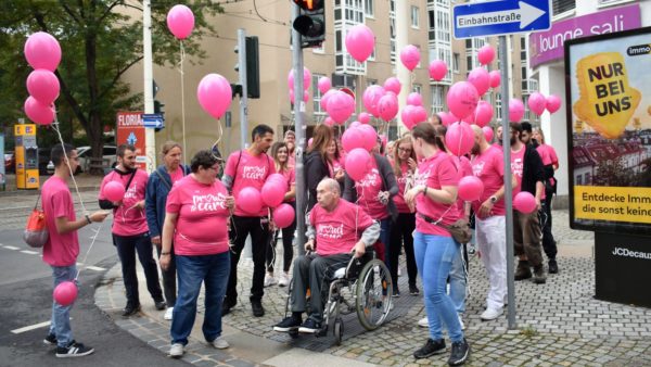 Pflege-Demo auf der Hoyerswerdaer Straße - Foto: Nina