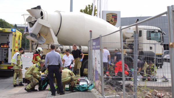 Schwerer Unfall an der Großenhainer Straße. Foto: Roland Halkasch