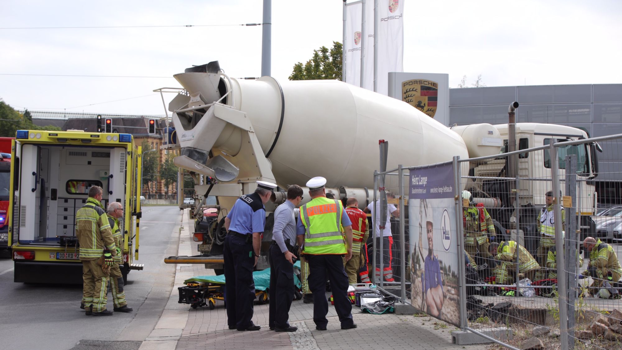 Schwerer Unfall an der Großenhainer Straße. Foto: Roland Halkasch