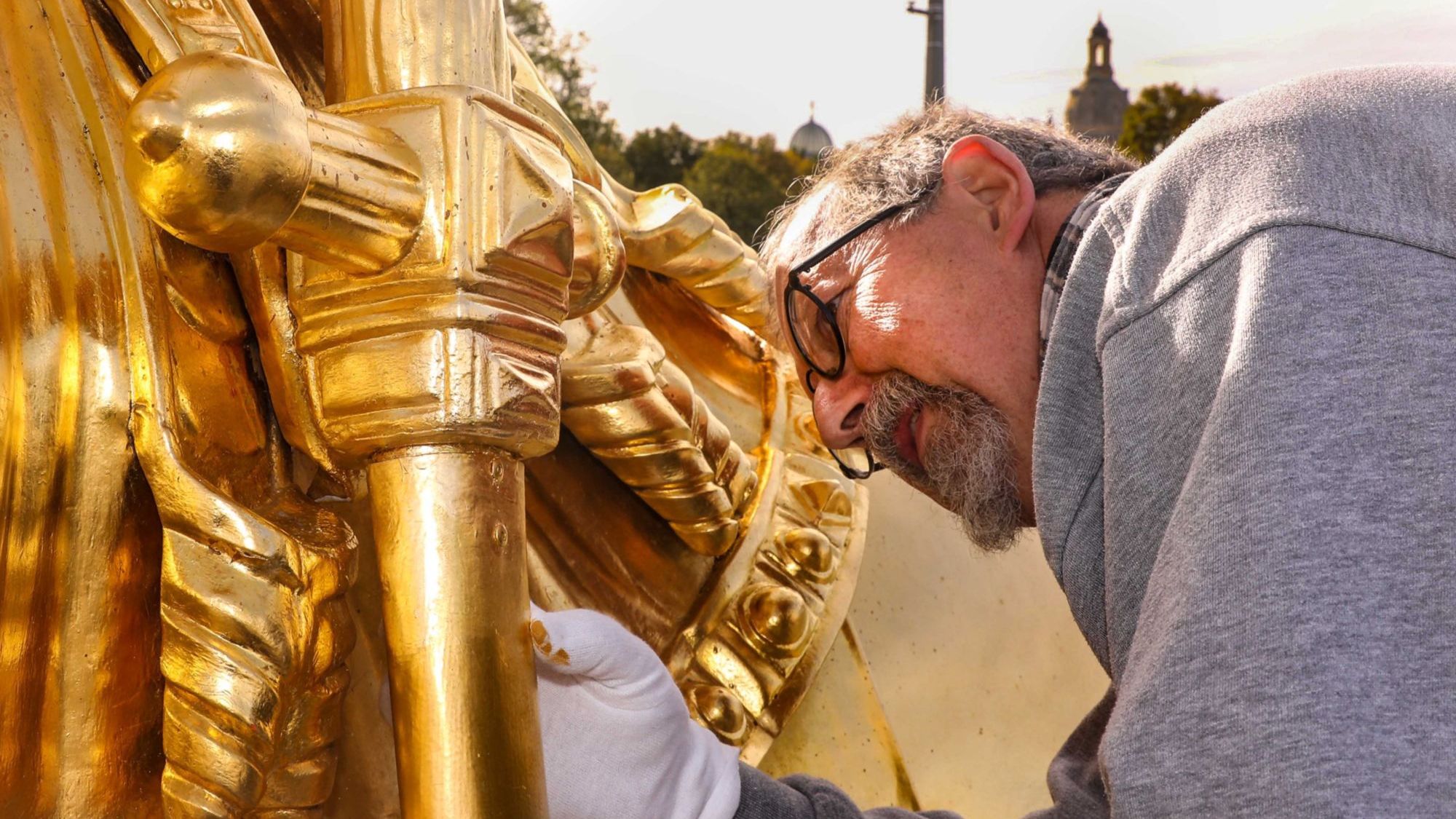 Letzte Montagearbeiten: Harald Straßburger am Goldenen Reiter - Foto: Tino Plunert