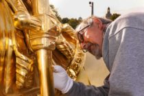 Letzte Montagearbeiten: Harald Straßburger am Goldenen Reiter - Foto: Tino Plunert