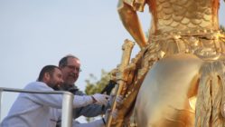 Harald Straßburger und ein Kollege befestigen die Scheide am Denkmal.