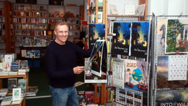 Peter Zuber mit Kalender in Richters Buchhandlung