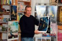 Peter Zuber mit Kalender in Richters Buchhandlung