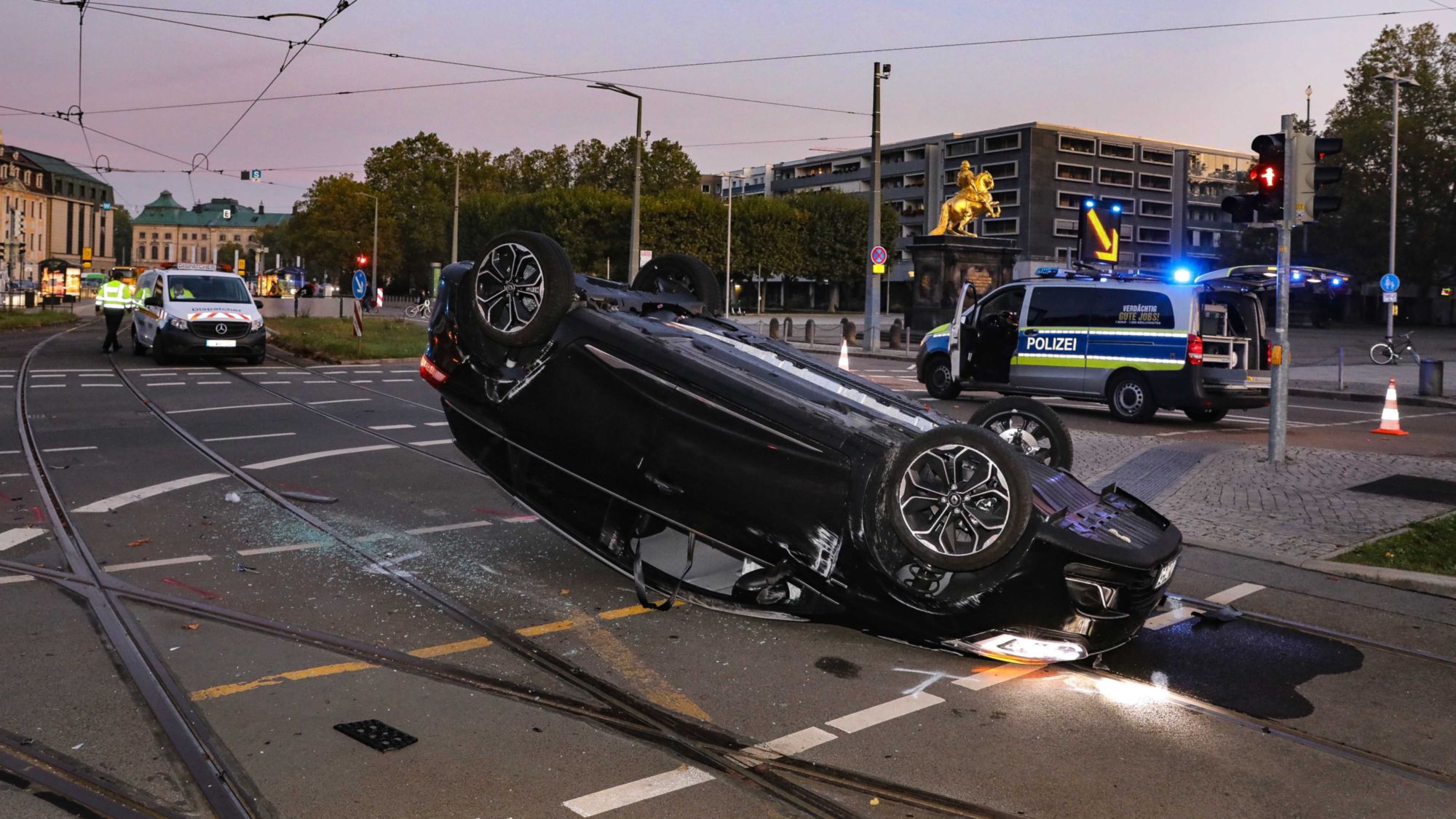 Der Renault Clio hatte sich überschlagen - Foto: Tino Plunert