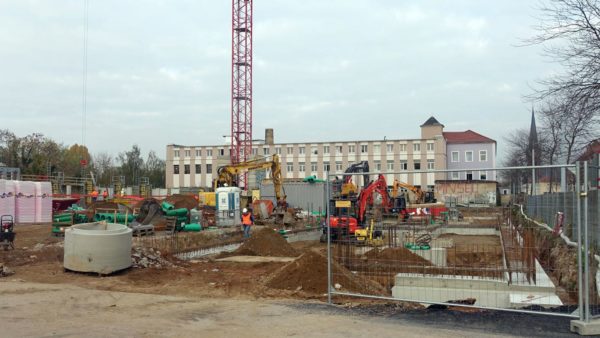 Vor der Arbeit an den Fundamenten wurden 230 Bohrpfähle zwölf Meter tief in die Erde gebracht. Foto: W. Schenk