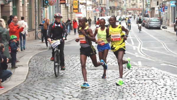 Der spätere Sieger Ezekiel Koech (rechts) und der Zweitplatzierte Edwin Kosgei (links, beide Kenia) führten schon in der Neustadt den Lauf an.