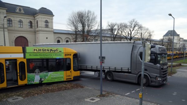 Der LKW stieß mit einer Bahn der Linie 8 zusammen.