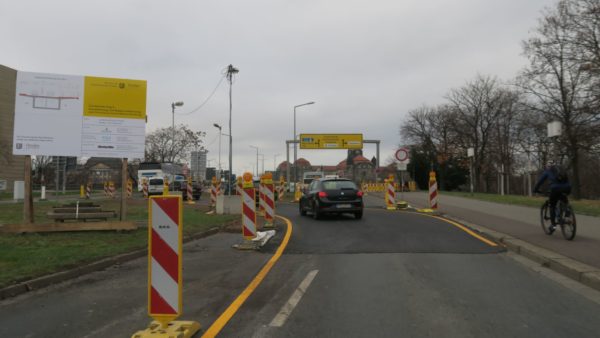 Der Verkehr wird aktuell über die westliche Spur geführt.