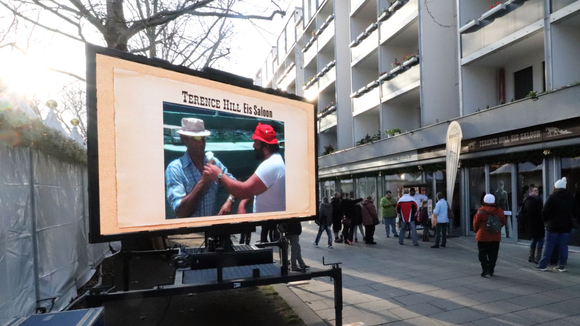 Eröffnung des Terence-Hill-Eis-Saloons auf der Hauptstraße