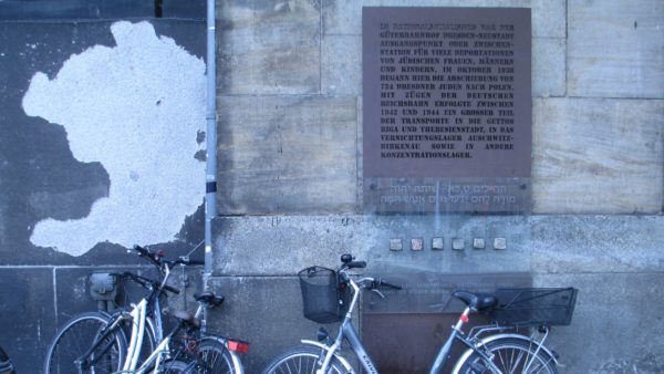 Gedenktafel am Bahnhof Neustadt