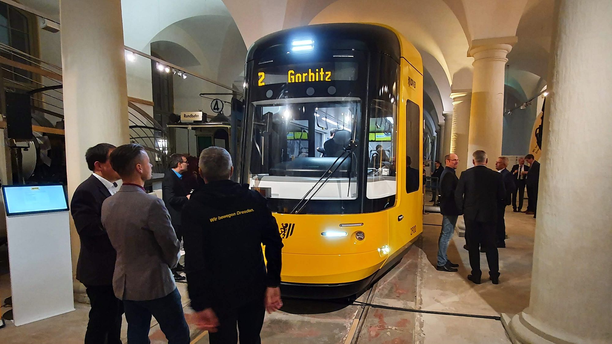 Neu Bahn in altem Gemäuer.