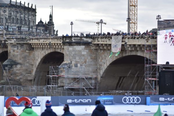 Banner an der Augustusbrücke. Foto: Daniel Meißner 