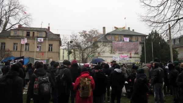 Etwa 100 Sympathisant*innen stehen auf der anderen Straßenseite. Der Verkehr rollt über die Königsbrücker mit leichten Behinderungen.