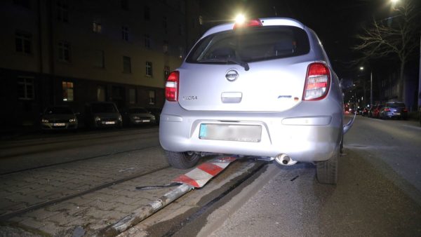 Der Fahrer des Nissan hatte die Warnbake umgefahren. Foto: Roland Halkasch