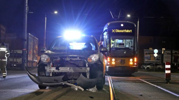 Unfall auf der Großenhainer Straße. Foto: Roland Halkasch