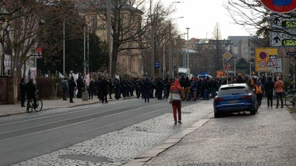 Menschen solidarisieren sich mit den Hausbesetzer*innen.