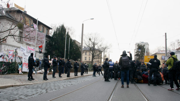 "Zu wenig Platz für politischen Protest", sagen die Protestierenden und setzen sich auf die Straße.