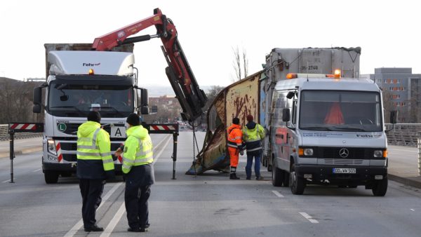 Für die Bergung musste die Waldschlößchenbrücke kurzzeitig komplett gesperrt werden. Foto: Roland Halkasch