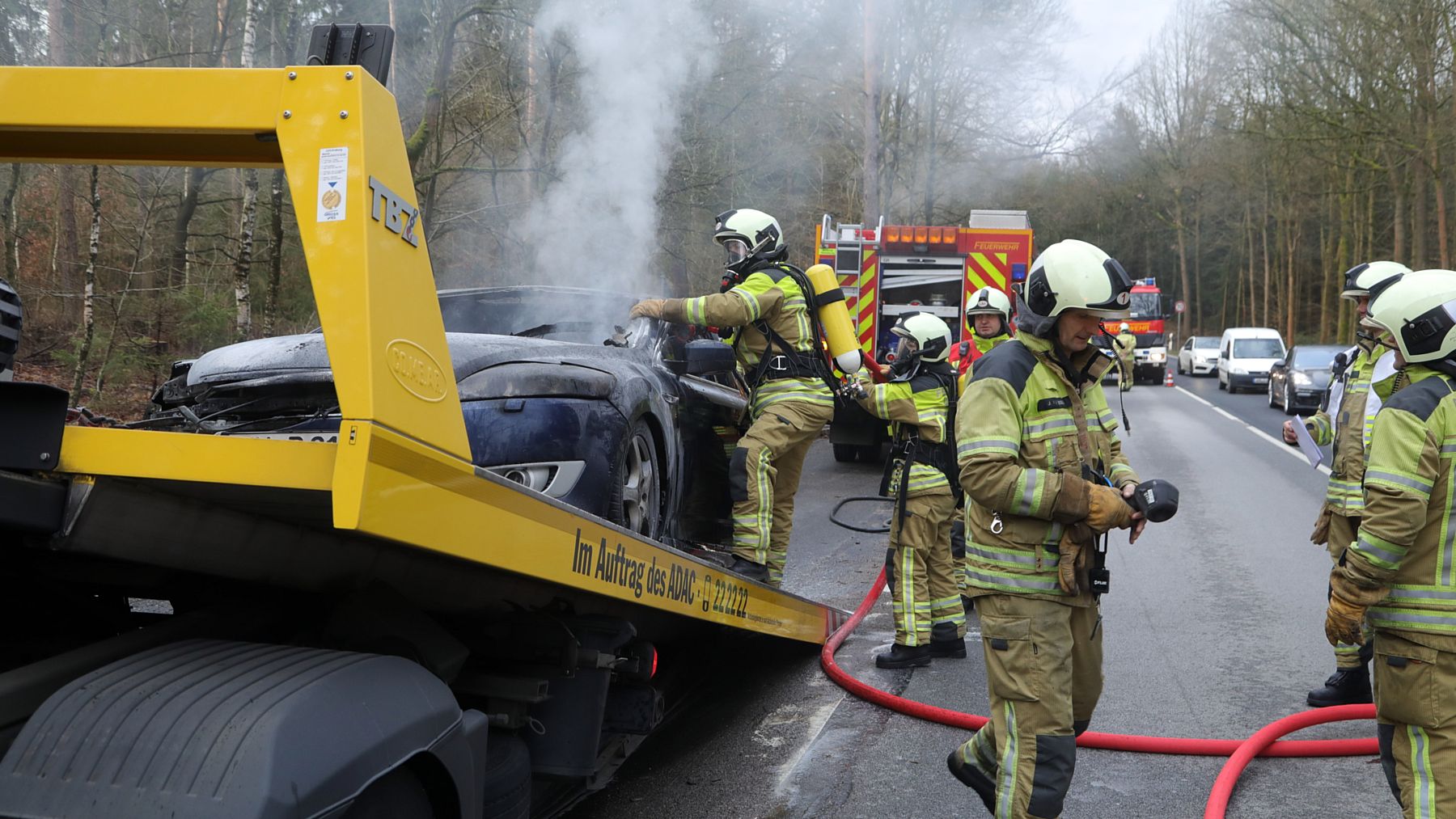 Löschaktion auf dem Abschleppwagen. Foto: Roland Halkasch