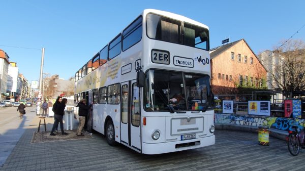 Kultur-Bus vor der Scheune. 