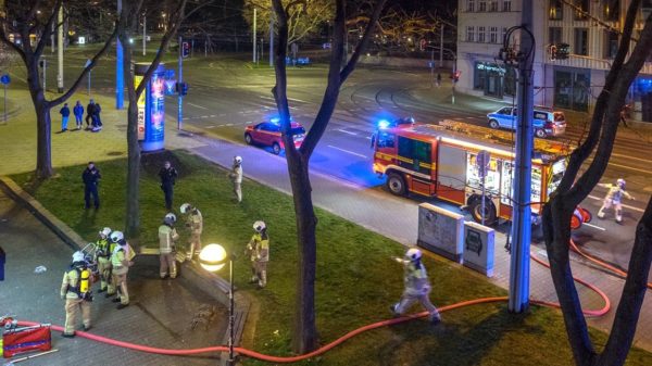 Feuerwehr im Einsatz auf der Königsbrücker Sttraße