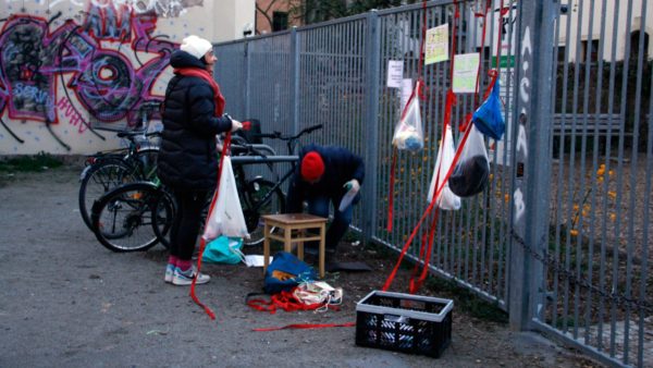 Toni und Clara vom Bündnis "Recht auf Stadt" bringen Spenden für den Gabenzaun.