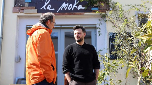 Vorm La Moka am Friederike-Beyer Weg mit Eduardo Palomba.