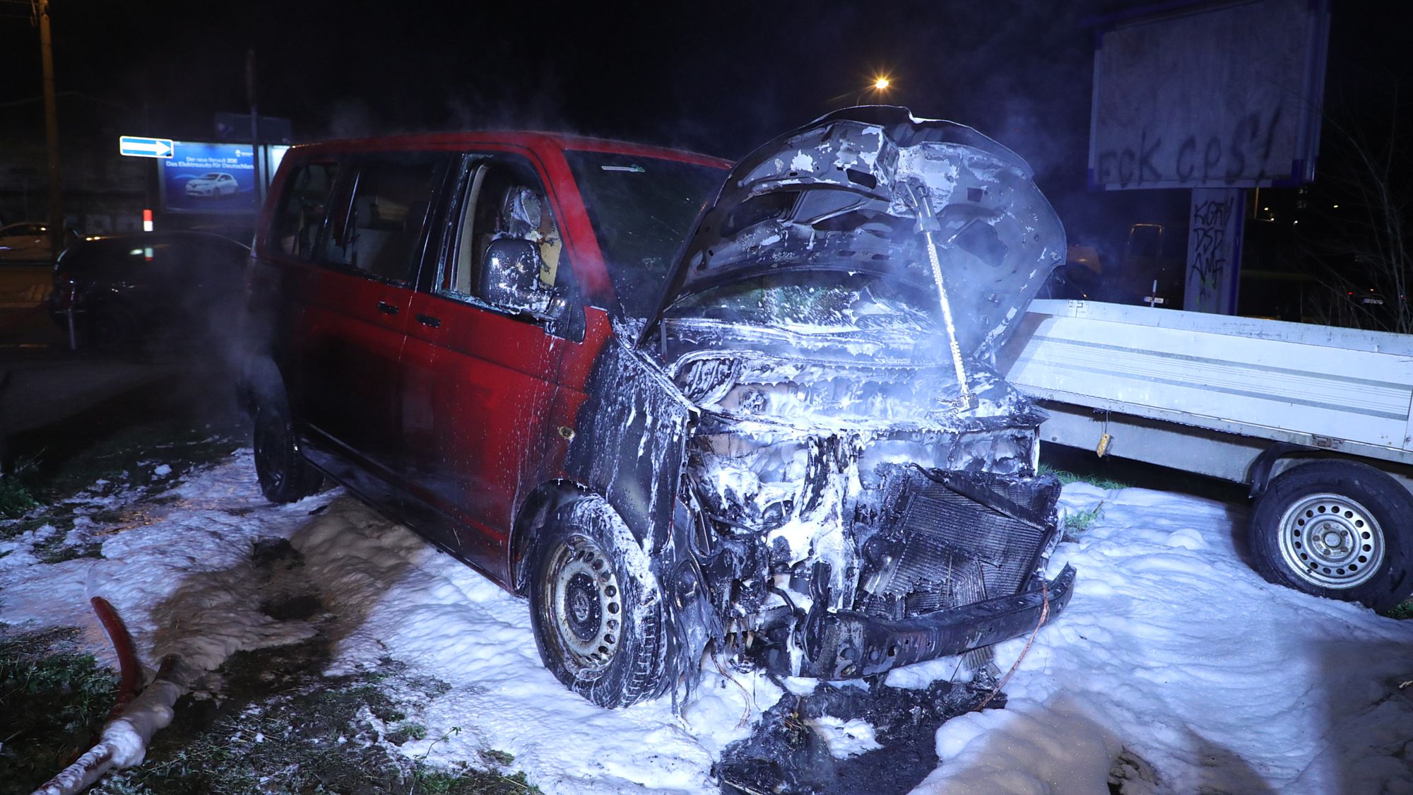 In der Nacht hat an der Rudolf-Leonhard-Straße ein VW-Bus gebrannt. Foto: Roland Halkasch