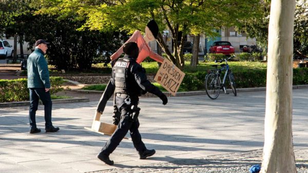 Die Polizei räumte die Pappaufsteller beiseite. Foto: Peter Zuber