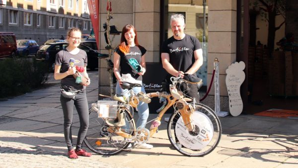 Das Team vom Barfüßler: Verkäuferinnen Christiane Casper und Chantal Amend mit Gründer Frank Trettin.