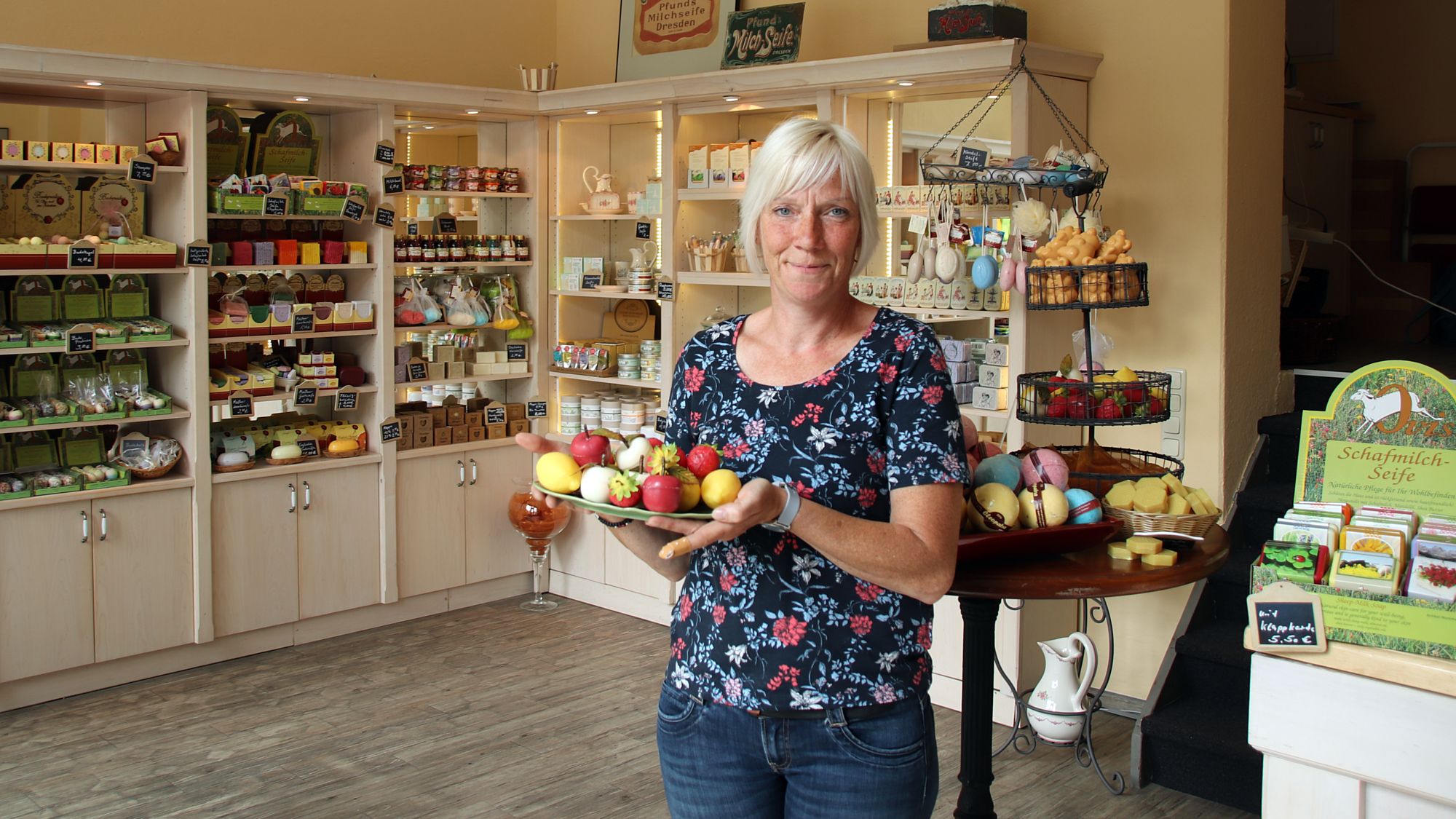 Annett Bungert mit frischen Früchten zum Einseifen.