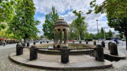 Die Tempietto über der Fontäne wurde 1991 erneuert und wurde seinerzeit vom legendären Stadtbaurat Hans Erlwein entworfen.