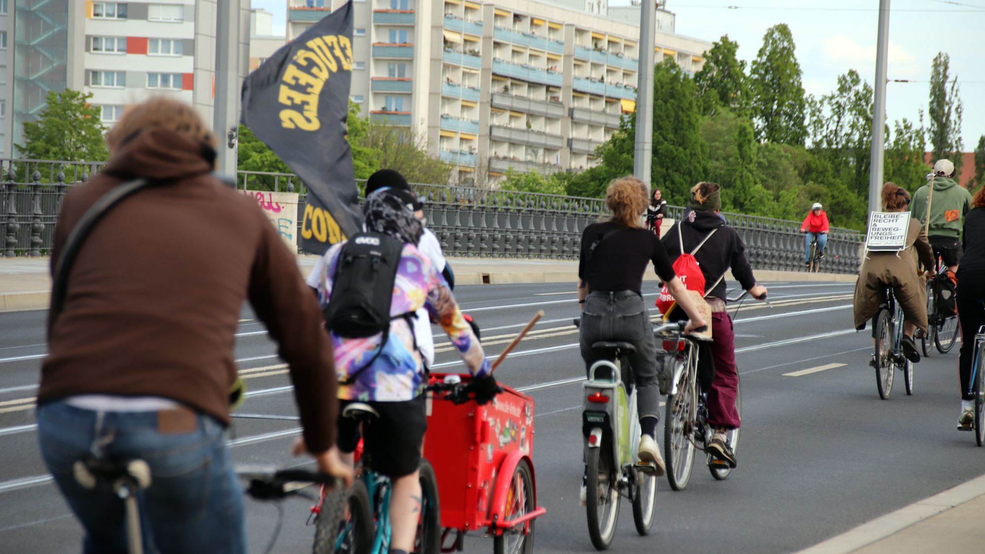 Die Radfahrerinnen und Radfahrer überquerten die Albertbrücke.