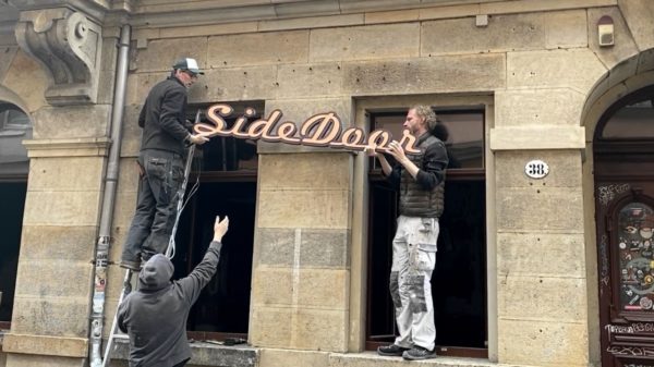 Demontage des Sidedoor-Schriftzuges