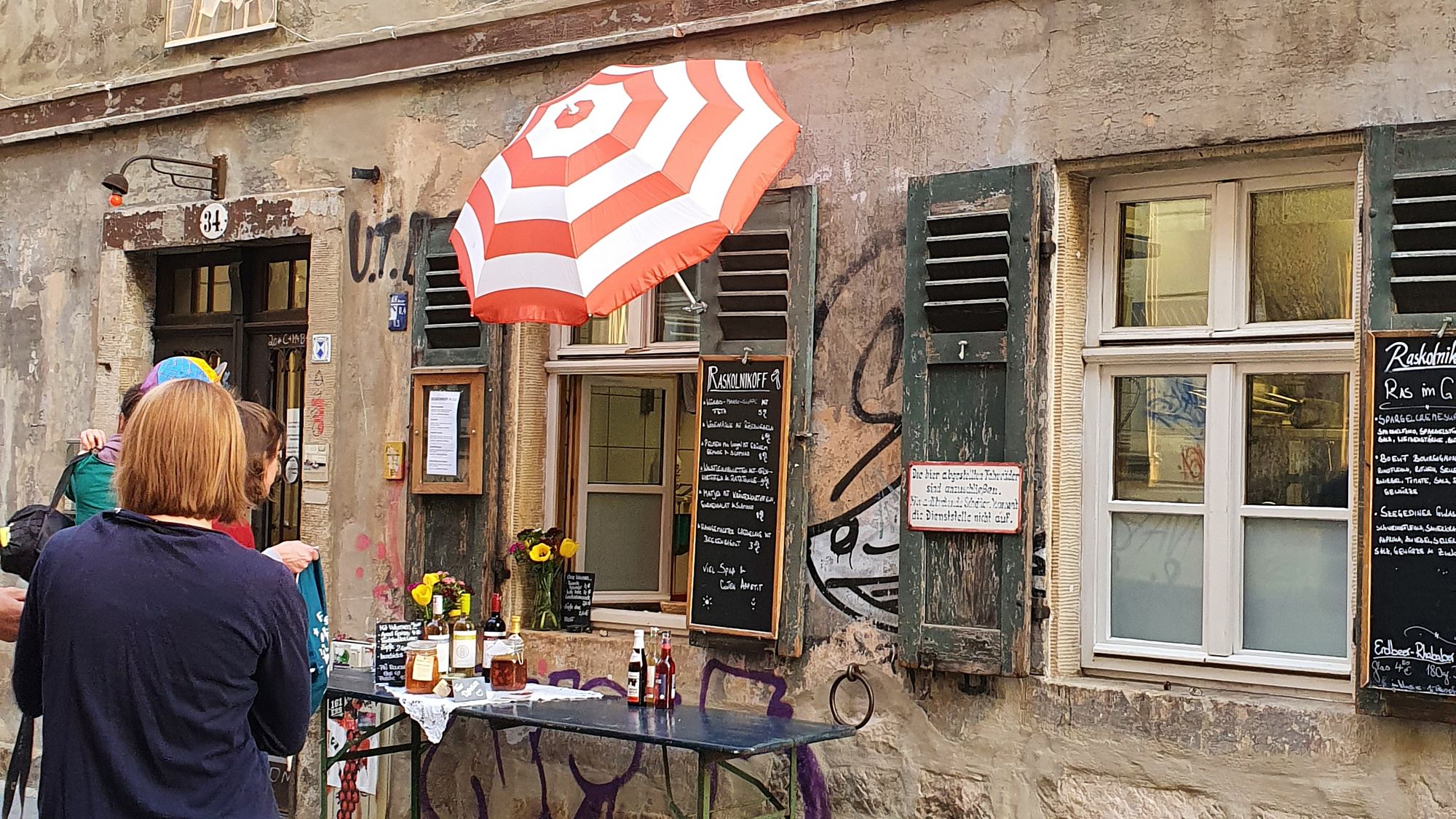 Fröhliche Stimmung vorm Fenster des Raskolnikoff.