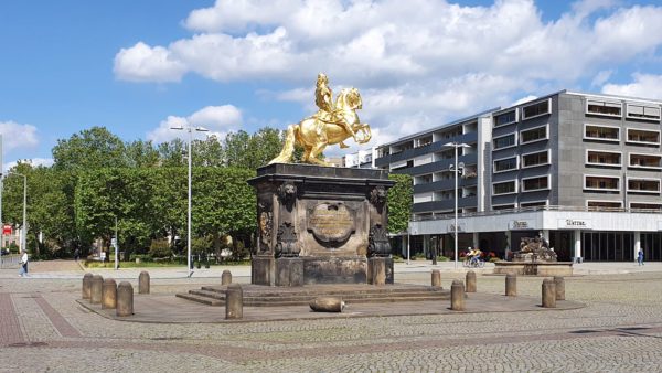 Goldener Reiter mit umgestoßenen Poller.