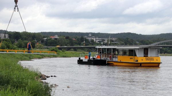 Die "Elbflorenz" schiebt den Ponton in Richtung Anleger.