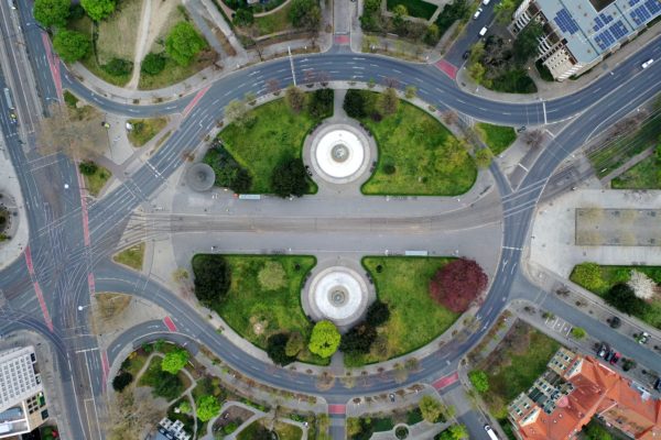 Die westliche Seite des Albertplatzes (im Bild unten) bleibt bis zur Königstraße gleich, im Osten wird eine Fahrspur zum Radstreifen. Foto: Rotationer CR aus Dresden