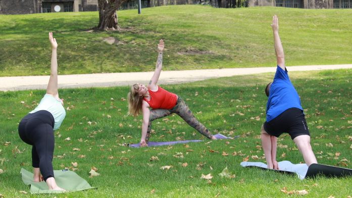 Yoga-Lehrerin Mandy Frauenlob mit ihren Schülern